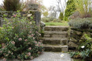 Charme de la Grange - terrasse donnant accès au jardin